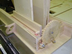 Screw-Advance Box Joint Jig