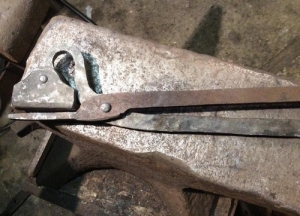 Pivoting Jaw Tongs